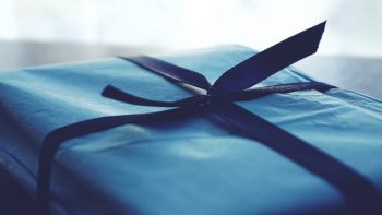 17 Best Gifts for Elderly Parents in 2026 (Hand-Picked Ideas)